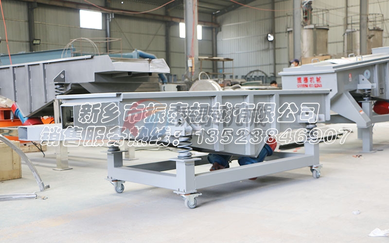 玻璃粉末顆粒直線振動篩為什么加布料器？有什么優(yōu)點(diǎn)
